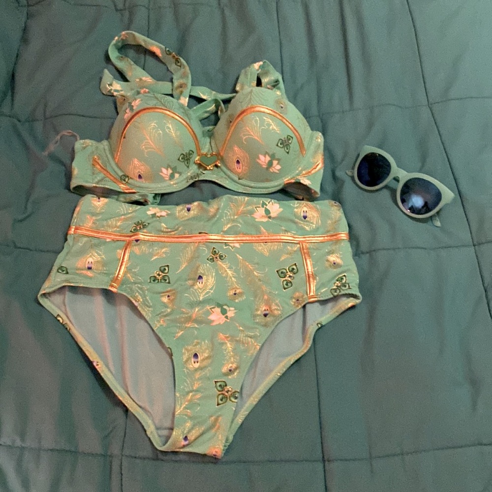 Hot Topic Aladdin Jasmine Bikini Top and Bottoms with Matching Sunglasses